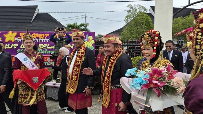 Gubernur-Sumsel-Herman-Deru-Tekankan-Pentingnya-Menjaga-Adat-dan-Budaya-OKU-Selatan.jpg