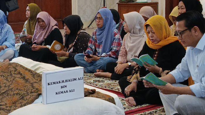 H-Halim-Bakal-Dimakamkan-di-Pemakaman-Keluarga-di-M-Isa-Disholatkan-di-Masjid-Agung-Palembang.jpg