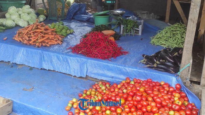 HARGA-TOMAT-NAIK-Pedagang-sayuran-dan-bumbu-dapur-di-Pasar-Pulau-Mas-Tebing-Tinggi.jpg