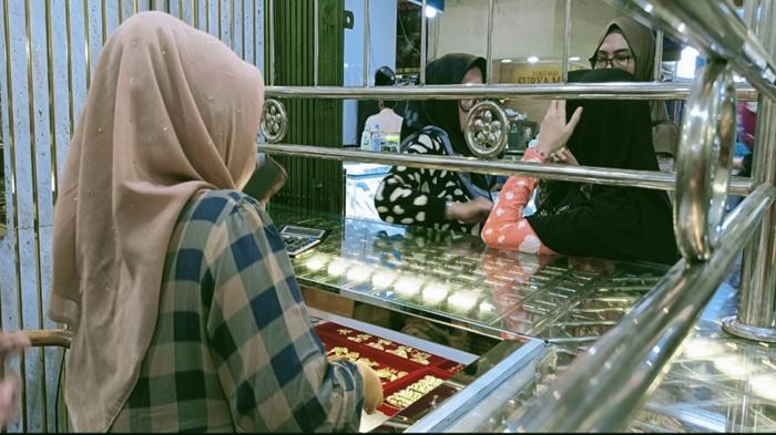 Minat Beli Emas Perhiasan di OKI Lebih Tinggi Dibanding Jual, Paling Sedikit 10 Suku Terjual Sehari