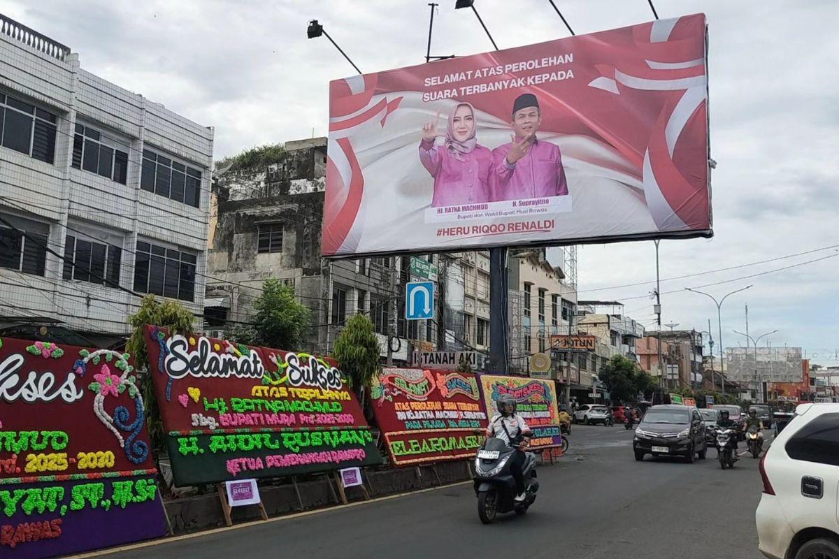 Hasil-Pilkada-Musi-Rawas-2024-Paslon-Ratna-Suprayitno-Klaim-Unggul-Papan-Ucapan-Selamat-Berjejer.jpg