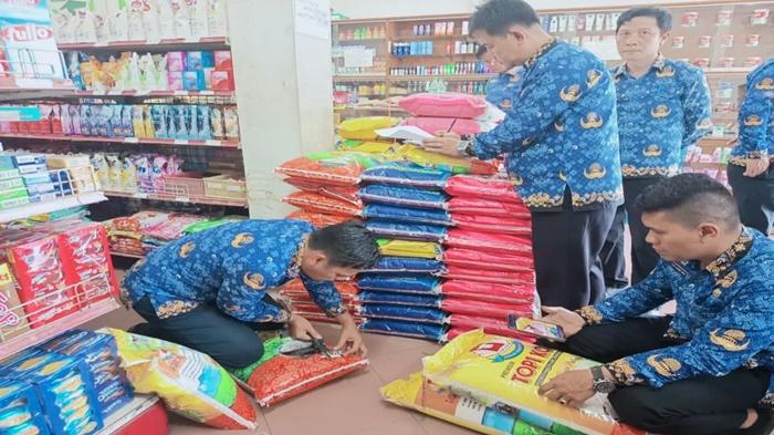 Heboh Soal Beras Oplosan dan Kurang Timbangan, Dinas Perdagangan OKI Sidak ke Minimarket