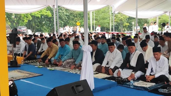 Herman-Deru-Cik-Ujang-dan-Keluarga-Salat-Idul-Adha-di-Griya-Agung-Palembang.jpg