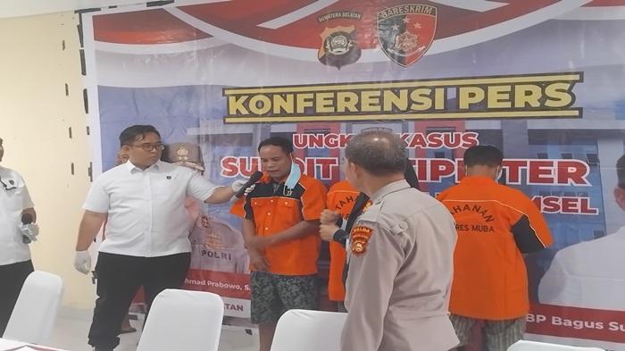 Hidayat-salah-satu-pemilik-tempat-Penyulingan-BBM-ilegal-di-Keluang-Kabupaten-Musi-Banyuasin.jpg