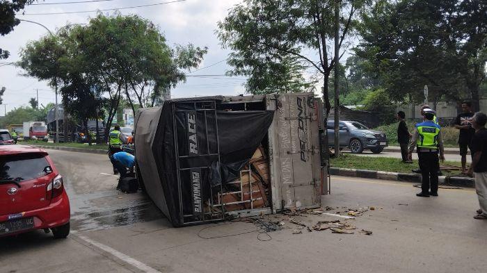Hindari-Mobil-yang-Rem-Mendadak-Truk-Muatan-Jeruk-Terguling-di-Jalan-Soekarno-Hatta-Palembang.jpg