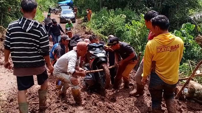 Imbas-Longsor-OKU-Selatan-Tutup-Akses-Jalan-3-Kecamatan-Warga-Berjibaku-Tandu-Motor-Pakai-Kayu.jpg