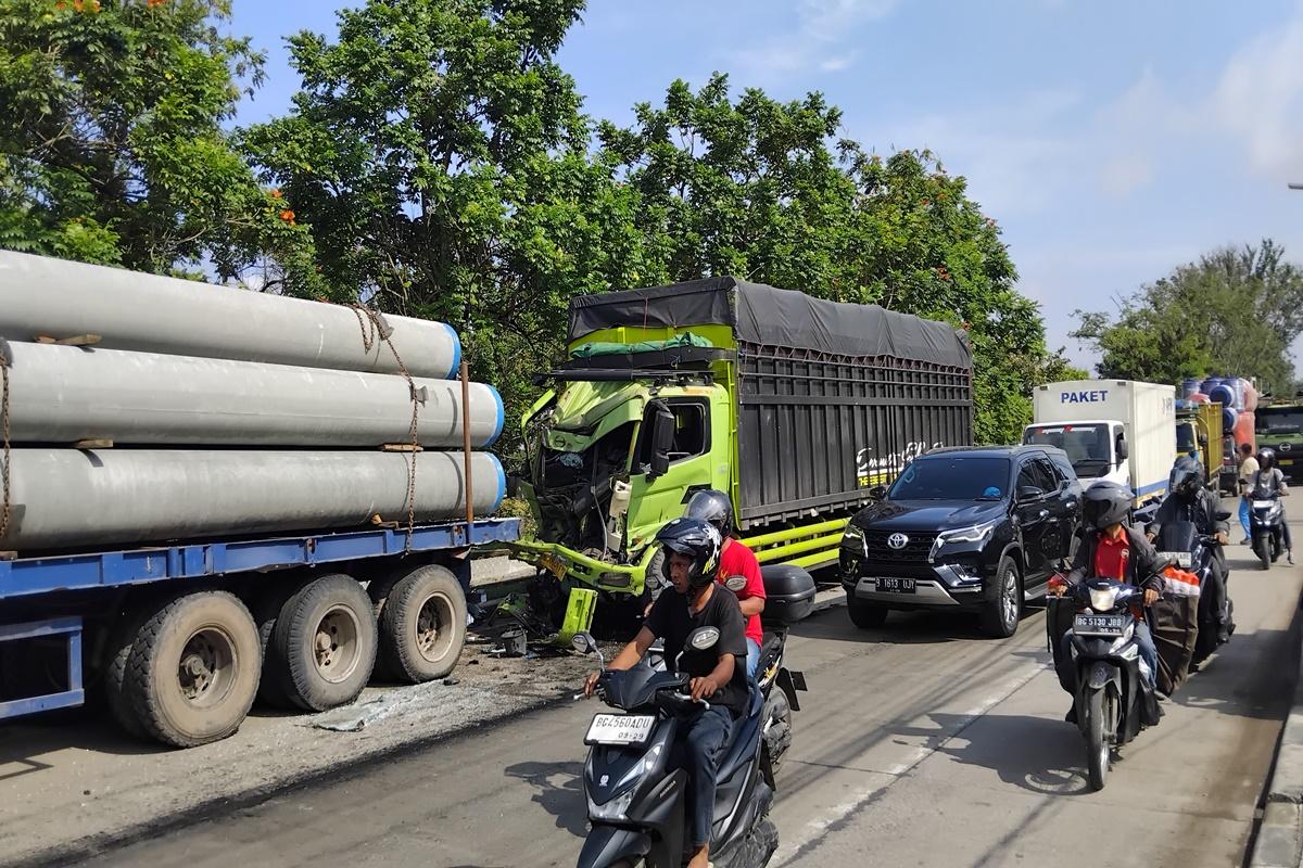 Imbas-Tronton-Hantam-Truk-Jalan-Alamsyah-Ratu-Prawiranegara-Menuju-Jembatan-Musi-2-Palembang-Macet.jpg