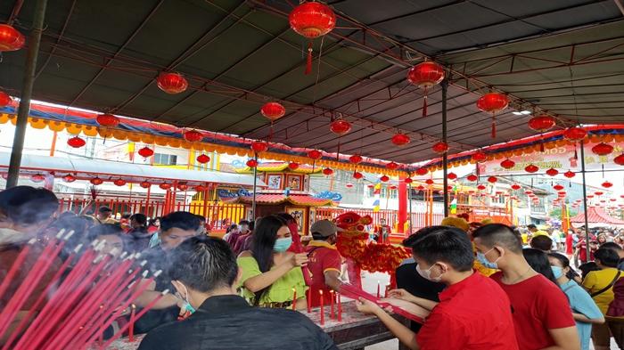 Semarak Imlek 2023, Ratusan Warga Tionghoa Padati Kelenteng Dewi Kwan Im Palembang