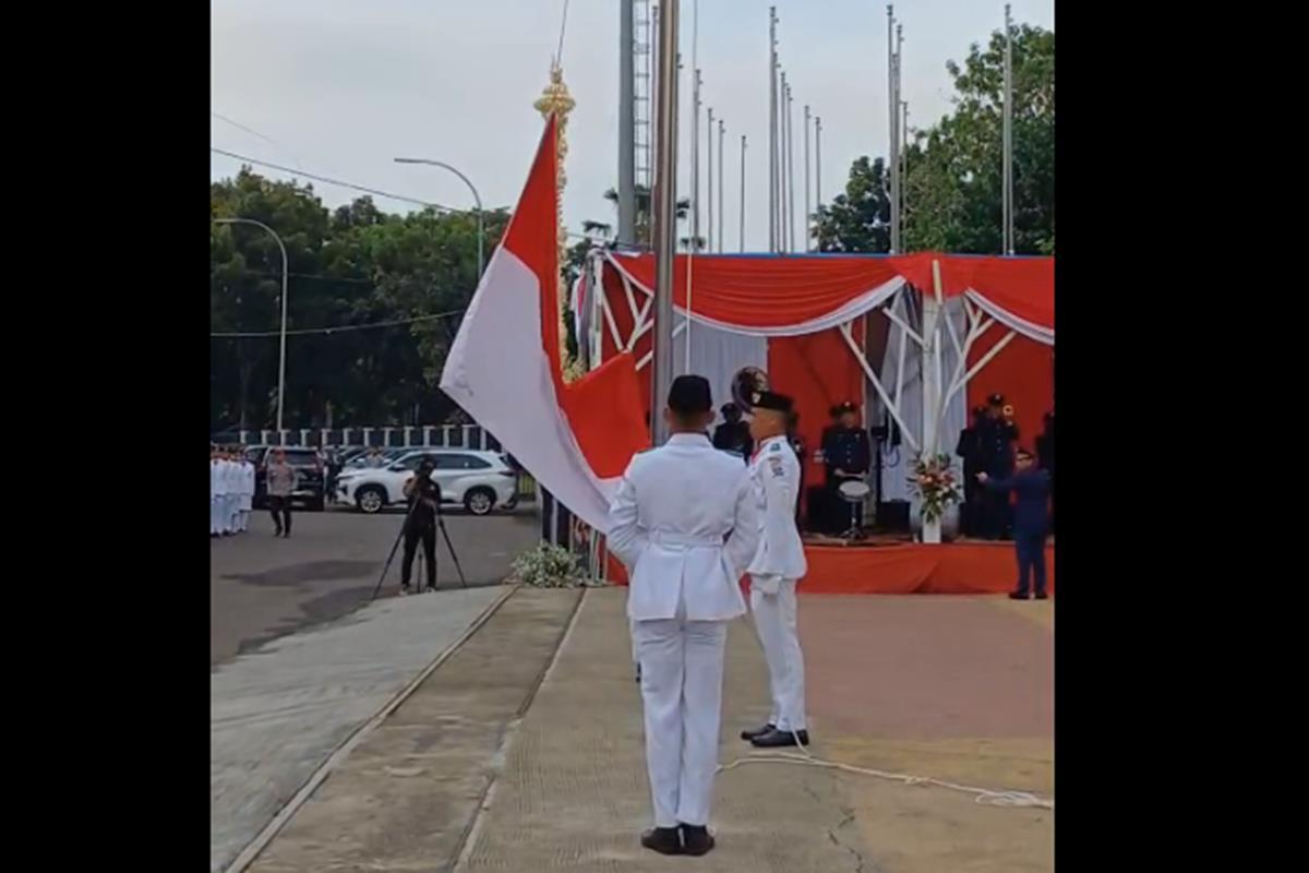 Detik-detik Pengibaran Merah Putih di JSC Palembang Viral, Tali Pengait Bendera Sempat Lepas