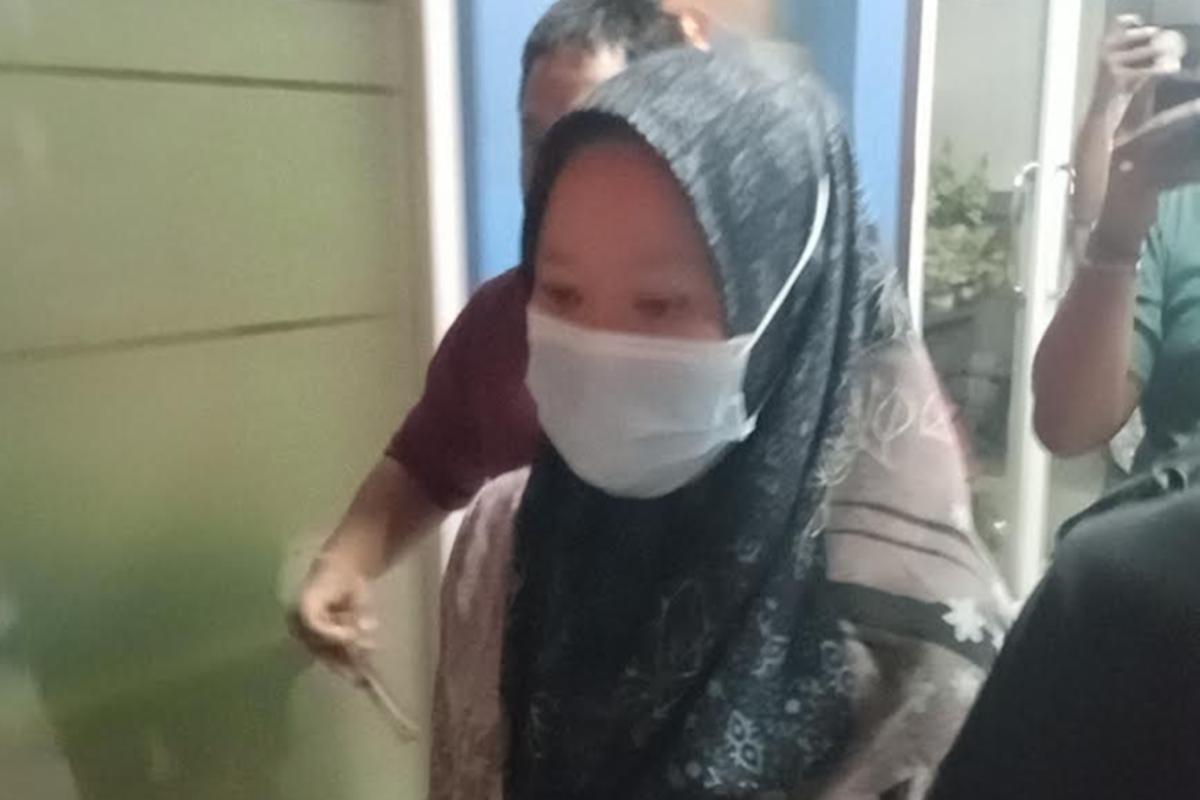 Istri-Pelaku-Pembunuhan-Karyawan-Koperasi-Diperiksa-Penyidik-Polrestabes-Palembang.jpg