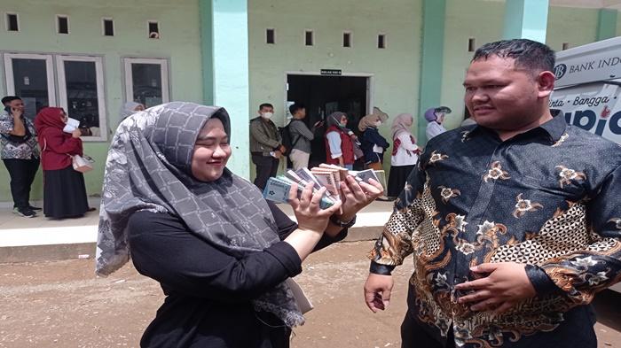 Antusianya Warga Palembang dan Sekitarnya Tukar Uang Baru untuk Lebaran, Rela Antre