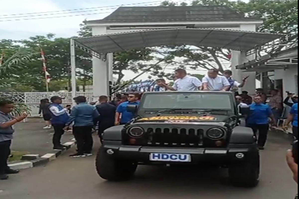 Jadi yang Pertama Daftar, HDCU Naik Jeep Diantar Ribuan Orang Saat Daftar Pilgub Sumsel 2024 di KPU