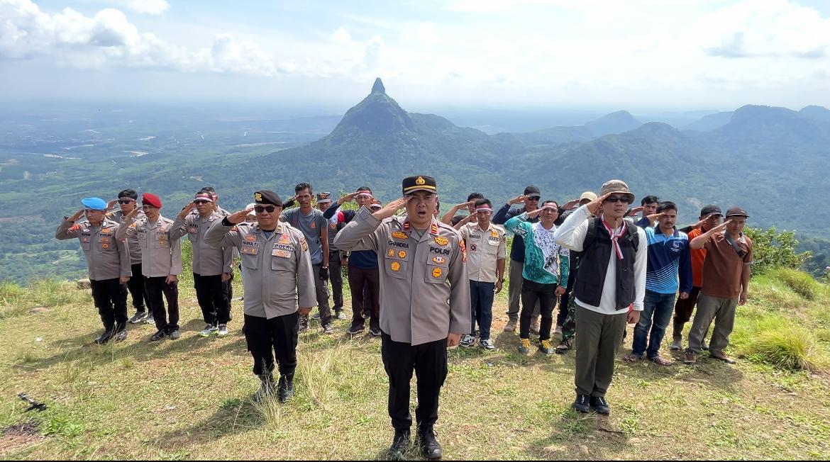 Beri Simbol Penghormatan, Anggota Polsek Merapi Kibarkan Bendera di Puncak Bukit Ketinggian 640 Mdpl