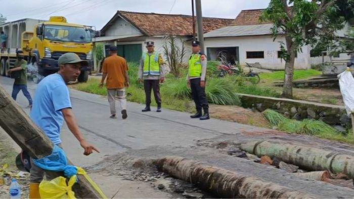 Jalan-Amblas-di-Lintas-GumawangRasuan-di-Desa-Lubuk-Harjo-OKU-Timur-Mulai-Ditangani.jpg