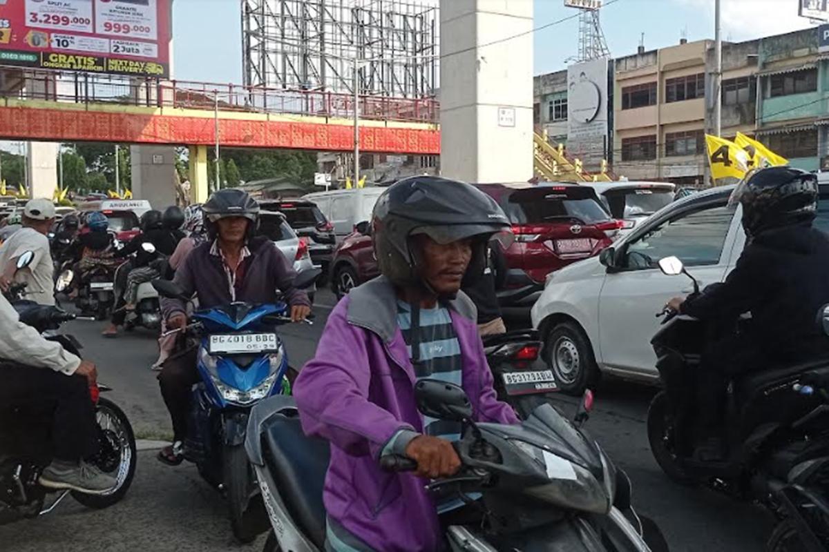 Jalan-Sudirman-mengarahkan-ke-simpang-Polda-macet-setiap-pagi-dan-jam-siswa-pulang-sekolah.jpg