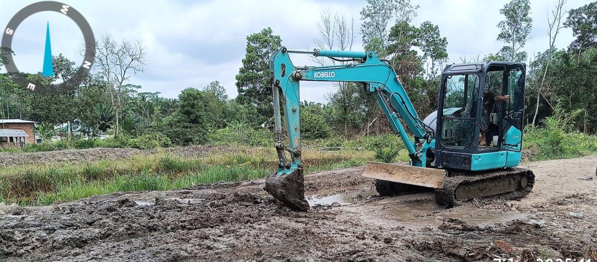 Kembali Rusak, Jalan Alternatif Depan SMA 1 Muara Padang Banyuasin Diperbaiki dengan Alat Berat