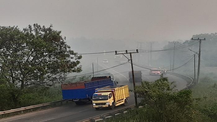 Jalinsum-Palembang-Indralaya-Kembali-Diselimuti-Kabut-Asap-Pemadaman-Karhutla-Terkendala-Air-Habis.jpg