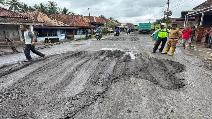 Jalinteng Sekayu-Lubuk Linggau Rusak Parah, Warga dan Polisi Gotong Royong Timbun Jalan Berlubang