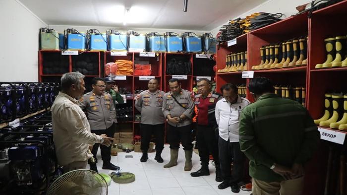 Jelang-Kemarau-2026-Polres-OKU-Timur-Cek-Kesiapan-Personel-dan-Sarana-Karhutla-di-Sektor-Perkebunan.jpg