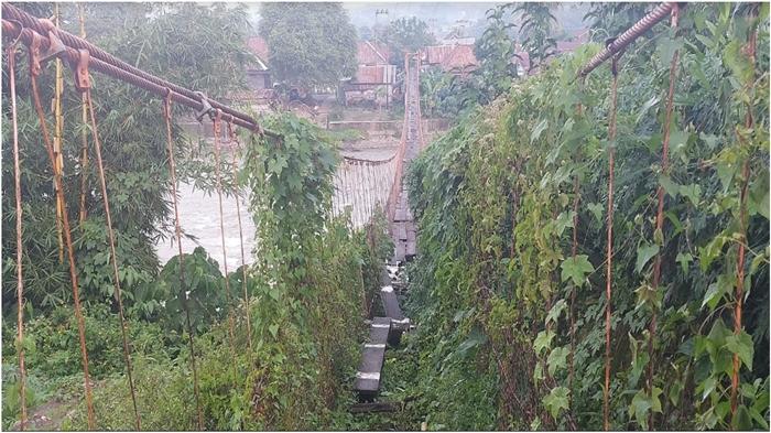 Jembatan-gantung-kayu-di-Lahat-rusak.jpg