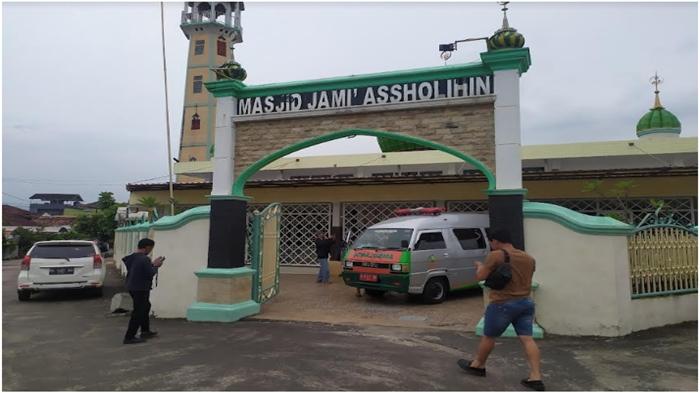 Jenazah-Mulyadi-korban-Mbah-Slamet-tiba-di-Palembang-langsung-dishalatkan-di-masjid.jpg