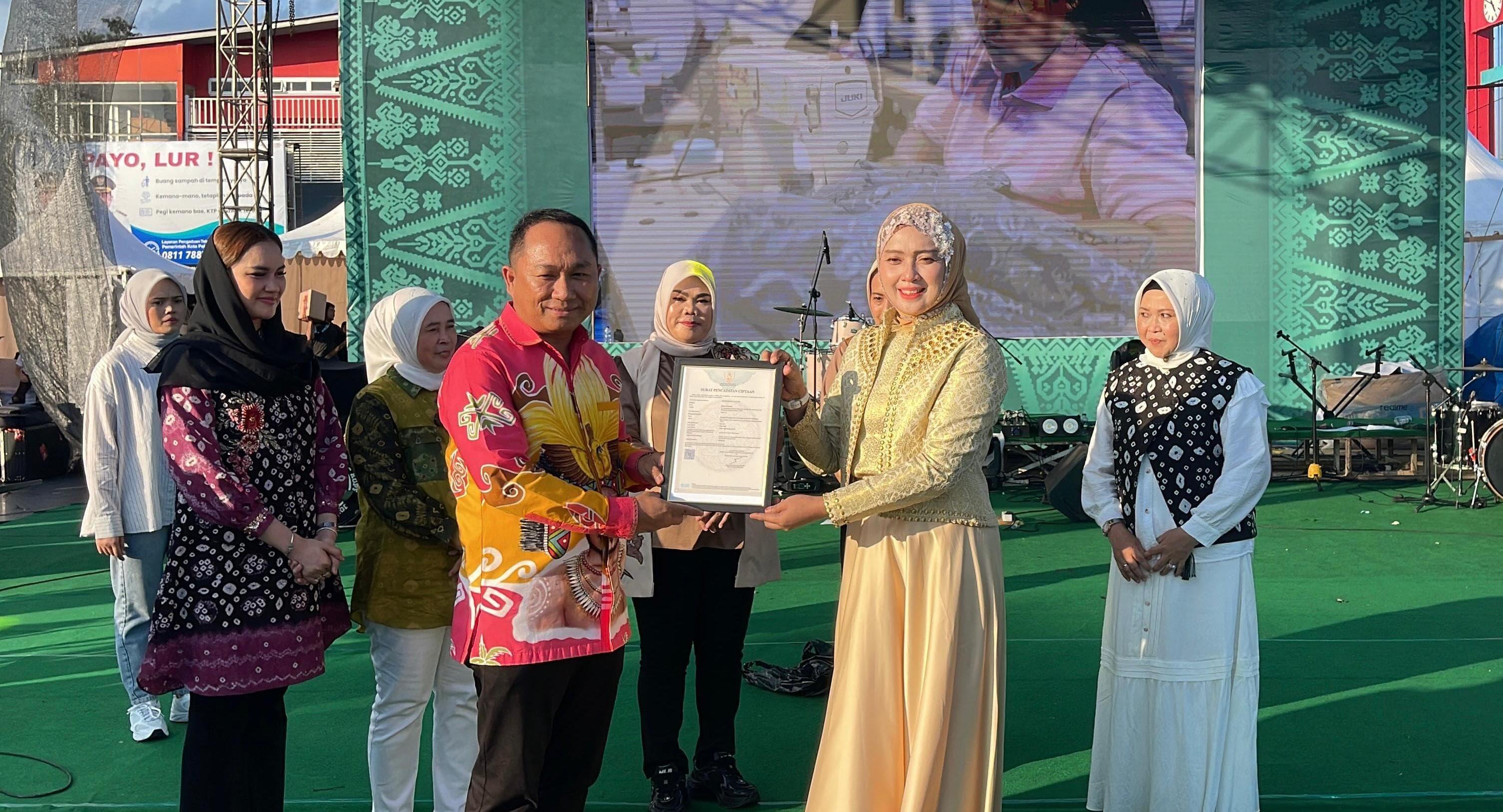 Kemenkum Sumsel Serahkan Sertifikat Hak Cipta Dua Motif Batik Milik LPP Palembang