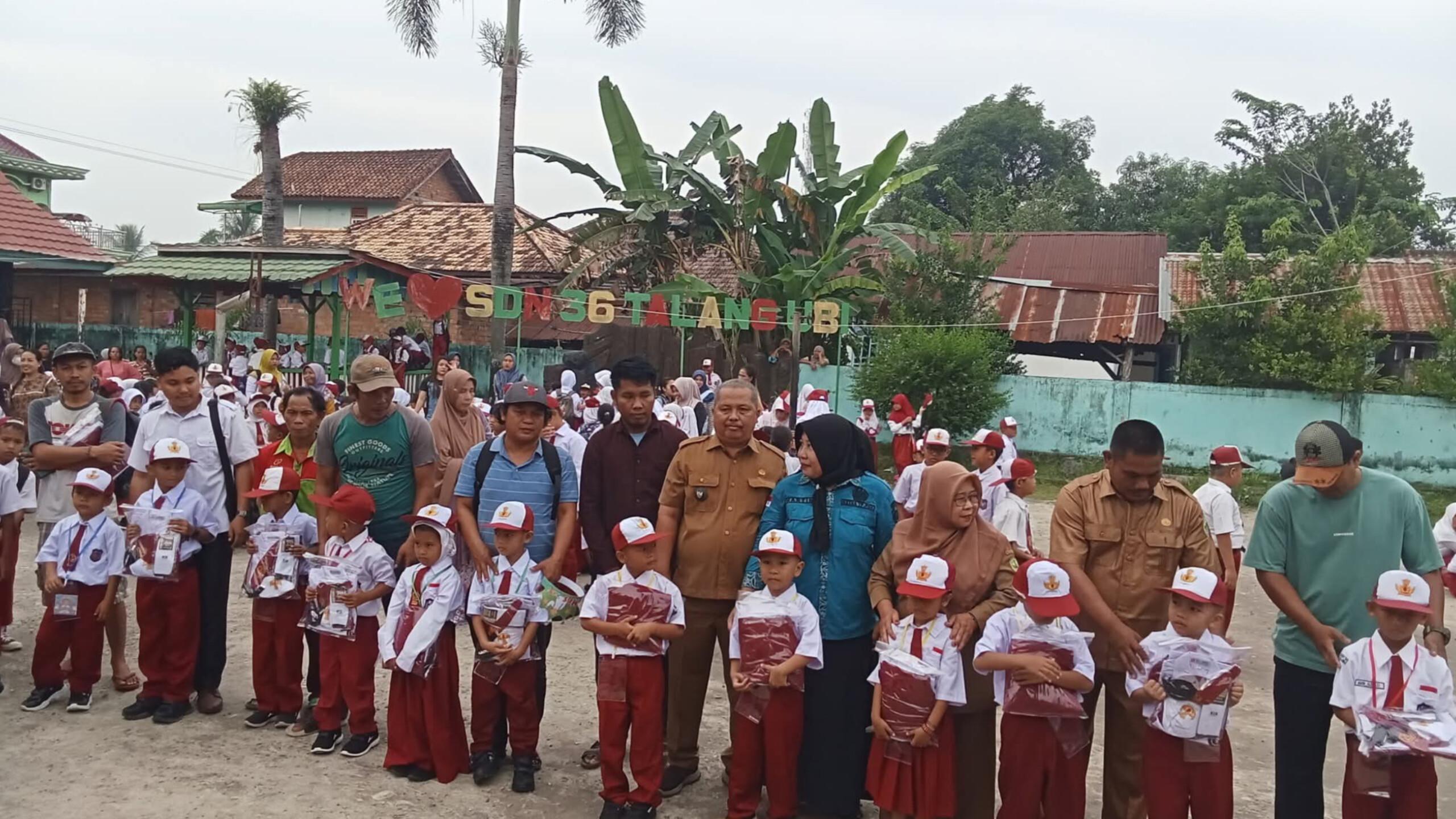 Kades-Talang-Bulang-Bagikan-Seragam-Gratis-ke-127.jpg