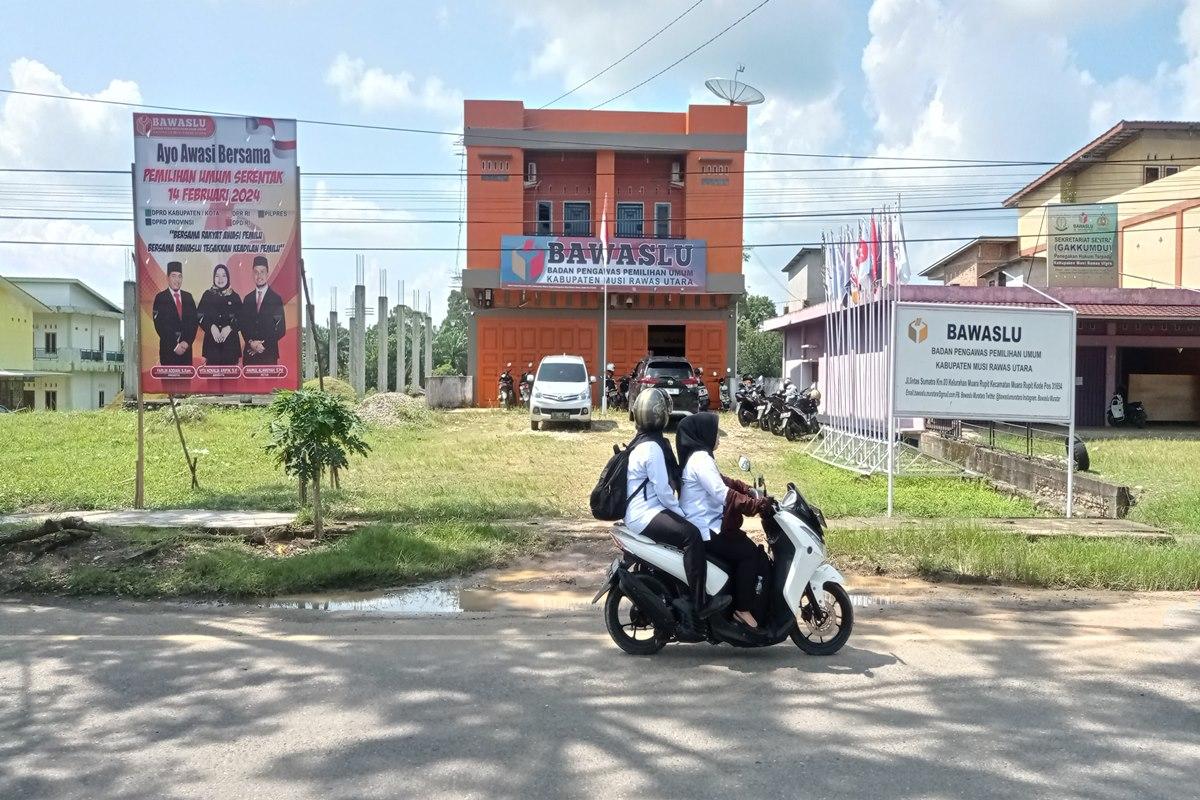 Kantor-Bawaslu-Kabupaten-Muratara-di-Jalan-Lintas-Sumatera.jpg