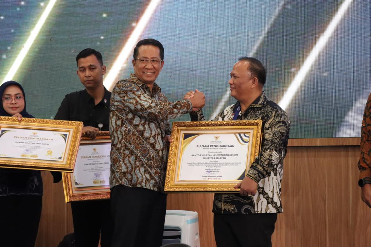Kanwil-Kemenkum-Sumsel-Terima-Penghargaan-Dari-Menkum-Saat-Rakor-Pengendalian-Kinerja-Semester-I.jpg