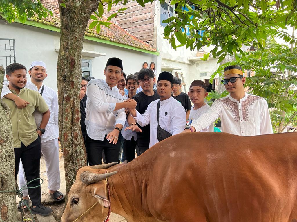 Kapolda Sumsel Berikan Dua Ekor Sapi Kurban Kepada Warga