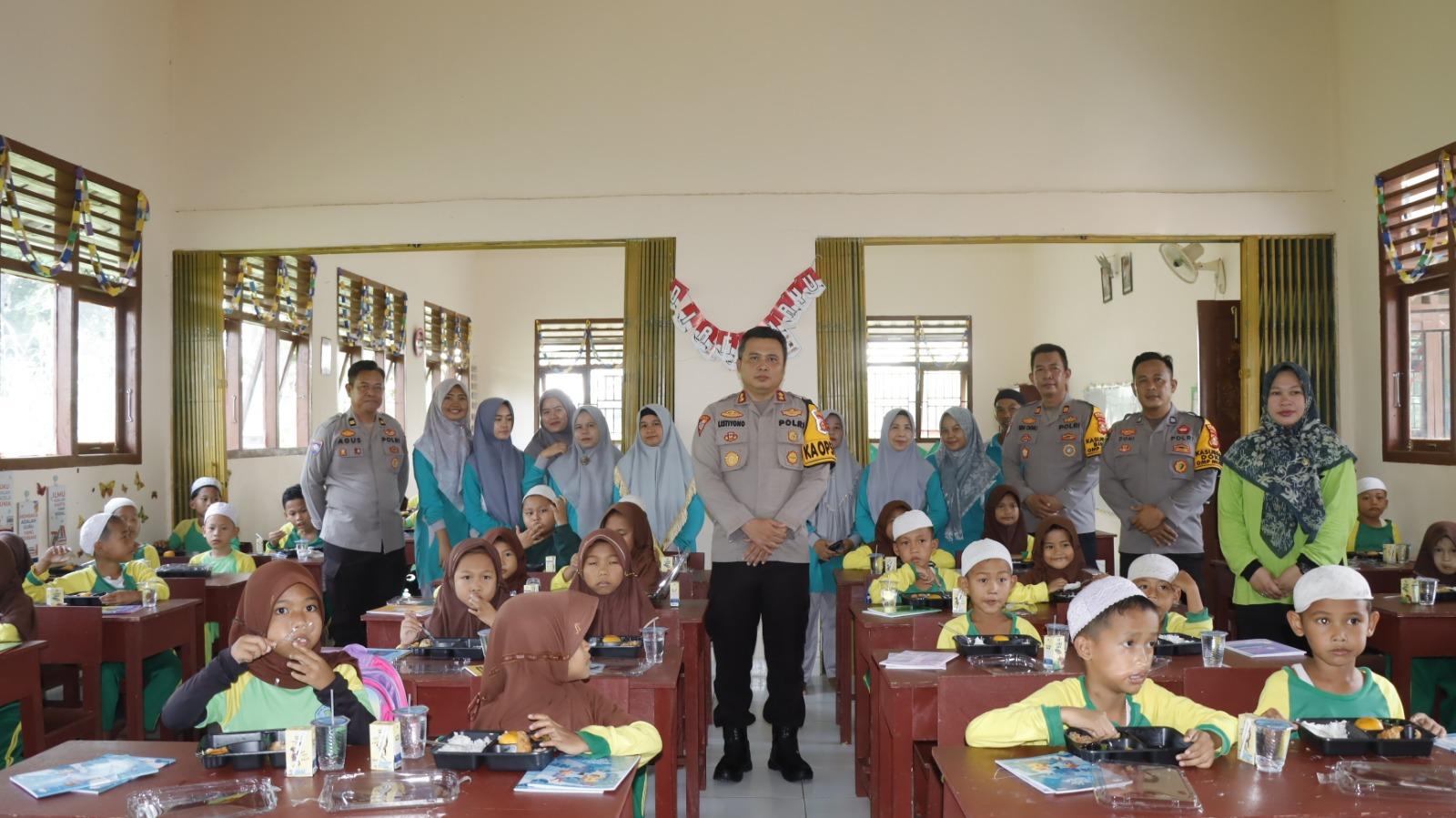 Kapolres-Muba-AKBP-Listiyono-Dwi-Nugrho-ketika-membagikan-makan-siang.jpg