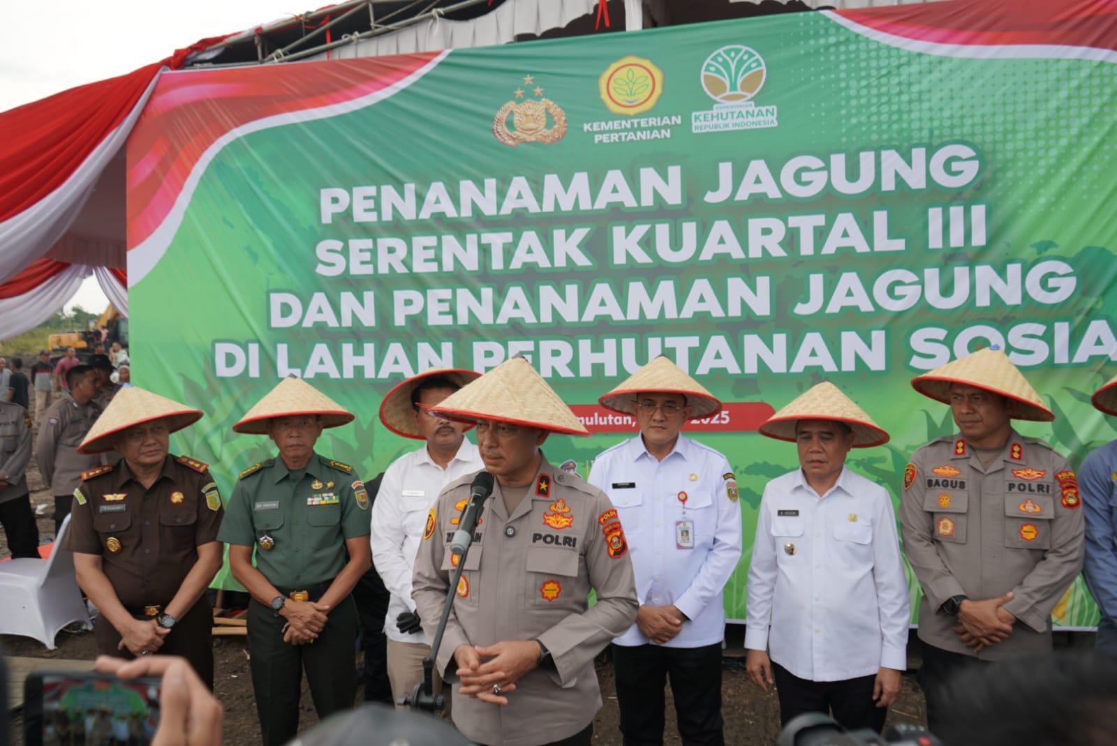 Kapolres-Ogan-Ilir-Dampingi-Wakapolda-Sumsel-Pada-Penanaman-Jagung.jpg