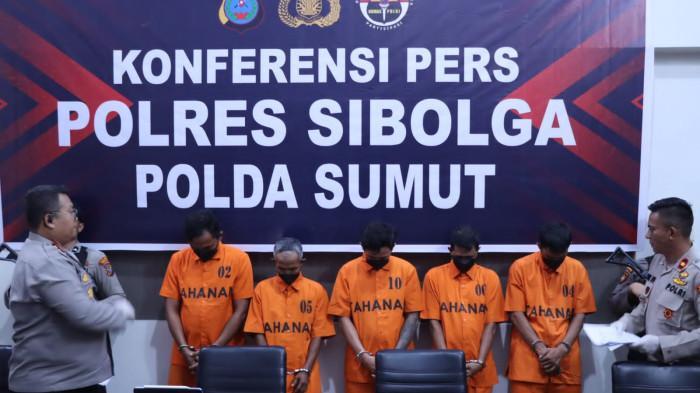 Kapolres-Sibolga-menunjukkan-tersangka-dan-barang-bukti-kasus.jpg