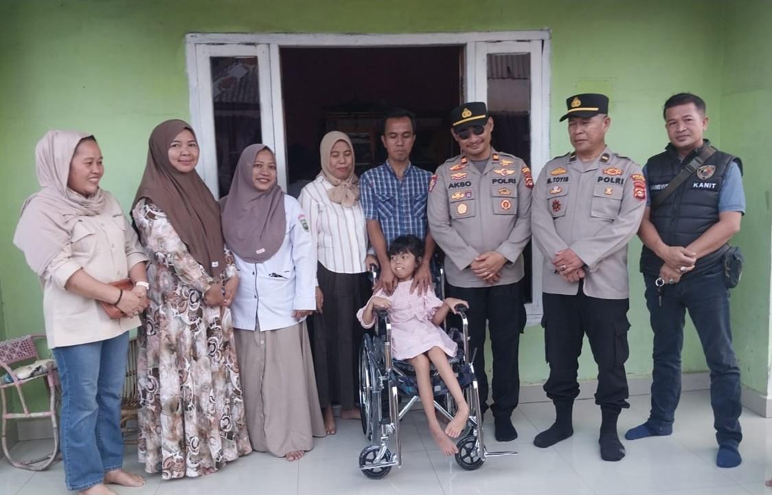 Kapolsek Tanjung Batu Serahkan Bantuan dari Kapolres Ogan Ilir Untuk Anak Disabilitas