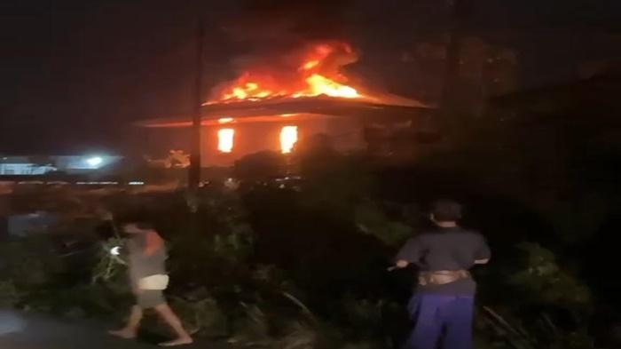 Kebakaran-Hanguskan-Rumah-Kepsek-SMAN-3-Penukal-PALI-Tak-Ada-Barang-Tersisa.jpg
