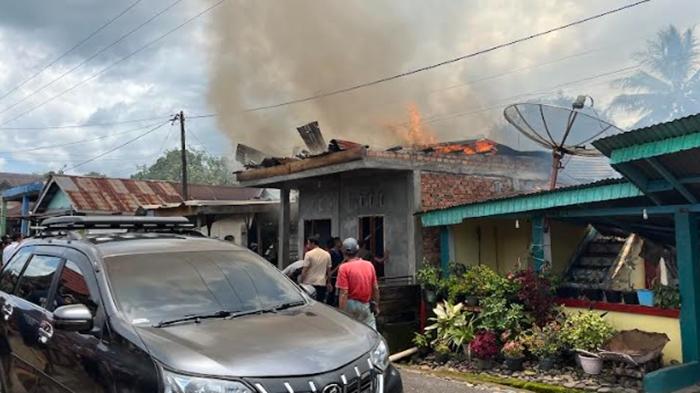 Mobil Damkar Tak Bisa Semprotkan Air, Tujuh Rumah di Empat Lawang Hangus Terbakar