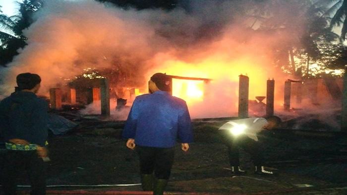 Kebakaran di Lahat Hanguskan Dua Rumah, Pemilik Masing-masing Sudah Lansia, Tak Ada Barang Tersisa