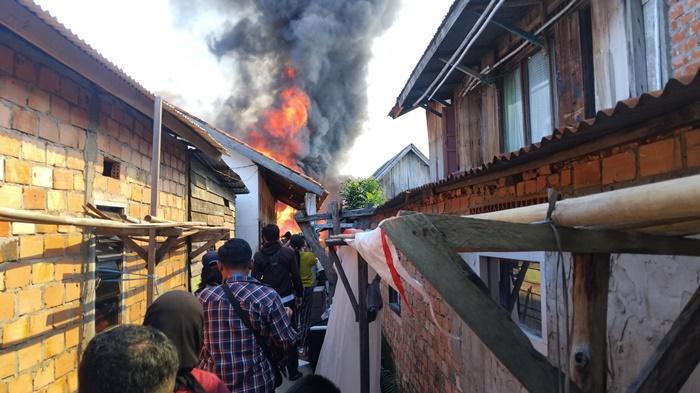 Kebakaran-di-Lorong-Khotib-di-35-Ilir-Palembang-Hanguskan-6-Rumah-Pemadaman-Terkendala-Jalan-Sempit.jpg