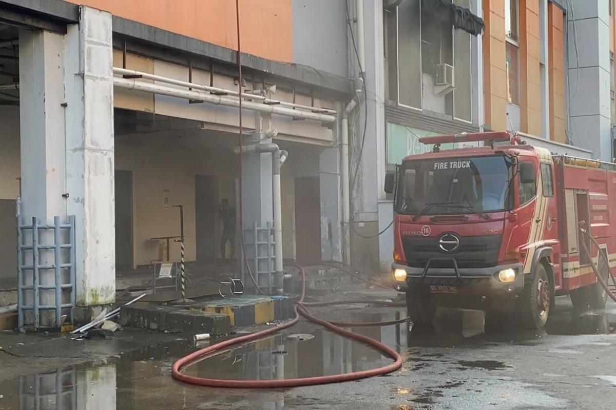 Kebakaran-di-PS-Mall-Palembang-Damkar-4-Jam-Berjibaku-Jinakkan-Api-dan-Asap-Pekat.jpg