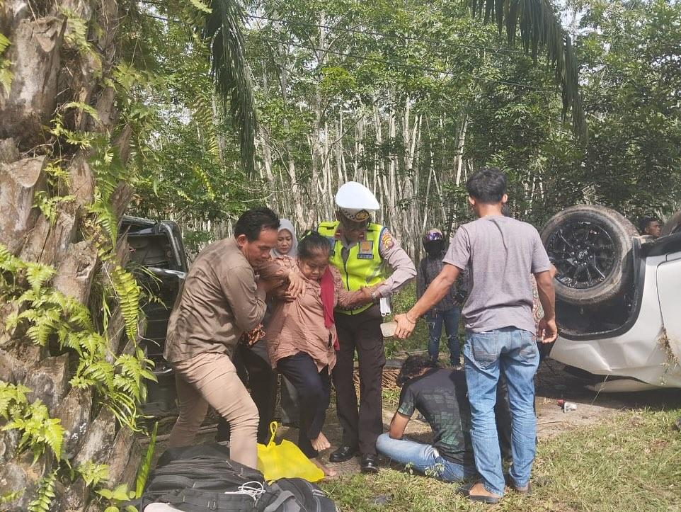 Kecelakaan-Maut-di-Banyuasin-Fortuner-Ngebut-dan-Pecah-Ban-Tabrak-Mobil-Box-1-Orang-Tewas.jpg