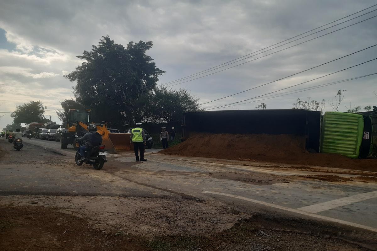 Kecelakaan-Truk-Terbalik-di-Depan-Polres-Ogan-Ilir-Bikin-Jalan-Lintas-Palembang-Prabumulih-Macet.jpg