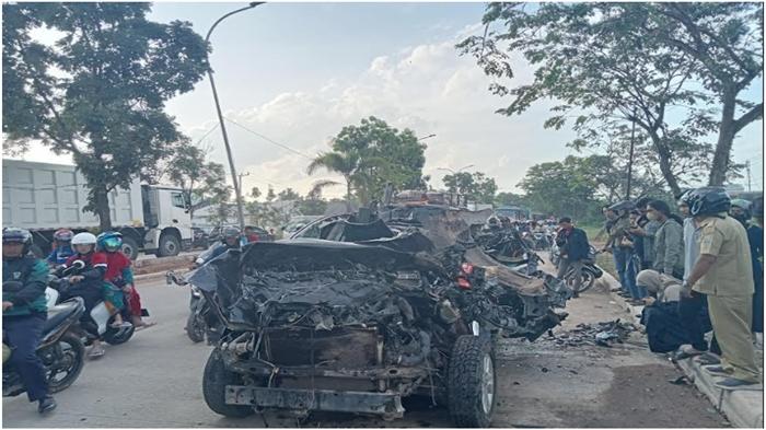 Kecelakaan di Jalan Soekarno Hatta Palembang, Innova Tabrak Truk Parkir, 1 Korban Tewas