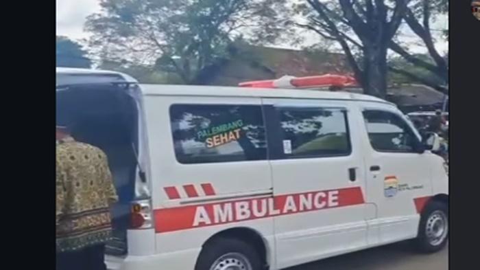 Kecelakaan di Jalan Soekarno Hatta Palembang, Korban Bersimbah Darah Dievakuasi Polisi 
