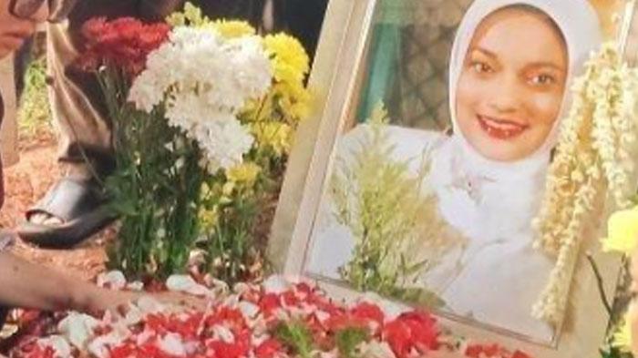 Keluarga Sempat Sulit Ikuti Wasiat Makam Marissa Haque, Ada Tanah Kosong Hingga Jenazah Tak Ditumpuk