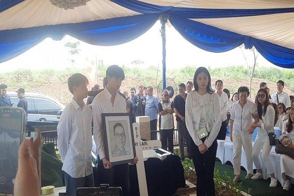 Ketiga-anak-alhamhum-Benny-Laos-juga-datang-sambil-membawa-salib-dan-foto-ayahnya.jpg
