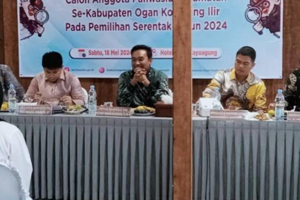 Ketua-Bawaslu-OKI-Romi-Maradona-saat-dibincangi-disela-kegiatannya-pada-Sabtu-1852024-sore.jpg