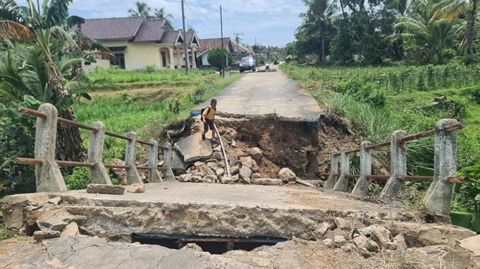 Ketua-DPRD-OKU-Timur-Dorong-Perbaikan-Cepat-Jembatan-Pisang-Jaya-yang-Ambruk-Lewat-APBD-Perubahan.jpg