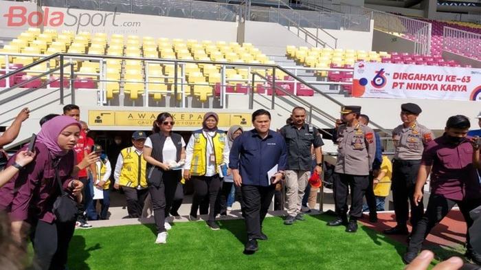 Ketua-Umum-PSSI-Erick-Thohir-saat-meninjau-langsung-Stadion-Manahan.jpg