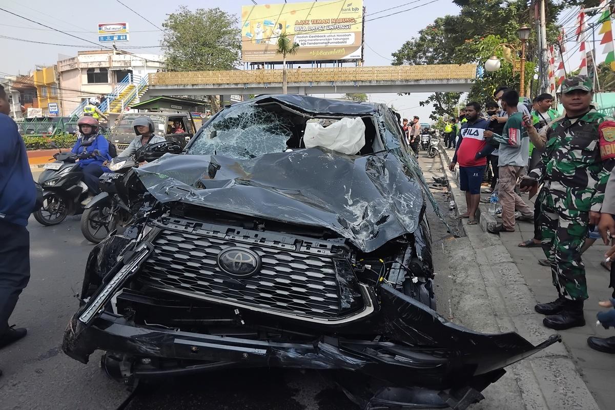 Kijang-Innova-Kecelakaan-di-Depan-SMA-3-Palembang-Tabrak-Pembatas-Jalan-dan-3-Mobil.jpg
