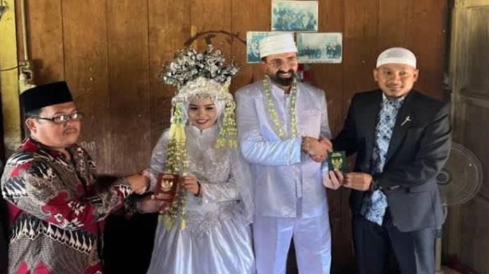 Kisah-Cinta-Diana-Gadis-Desa-di-Muratara-Sumsel-Dinikahi-Bule-Turki-Bukti-Nyata-Jodoh-Tak-Kemana.jpg